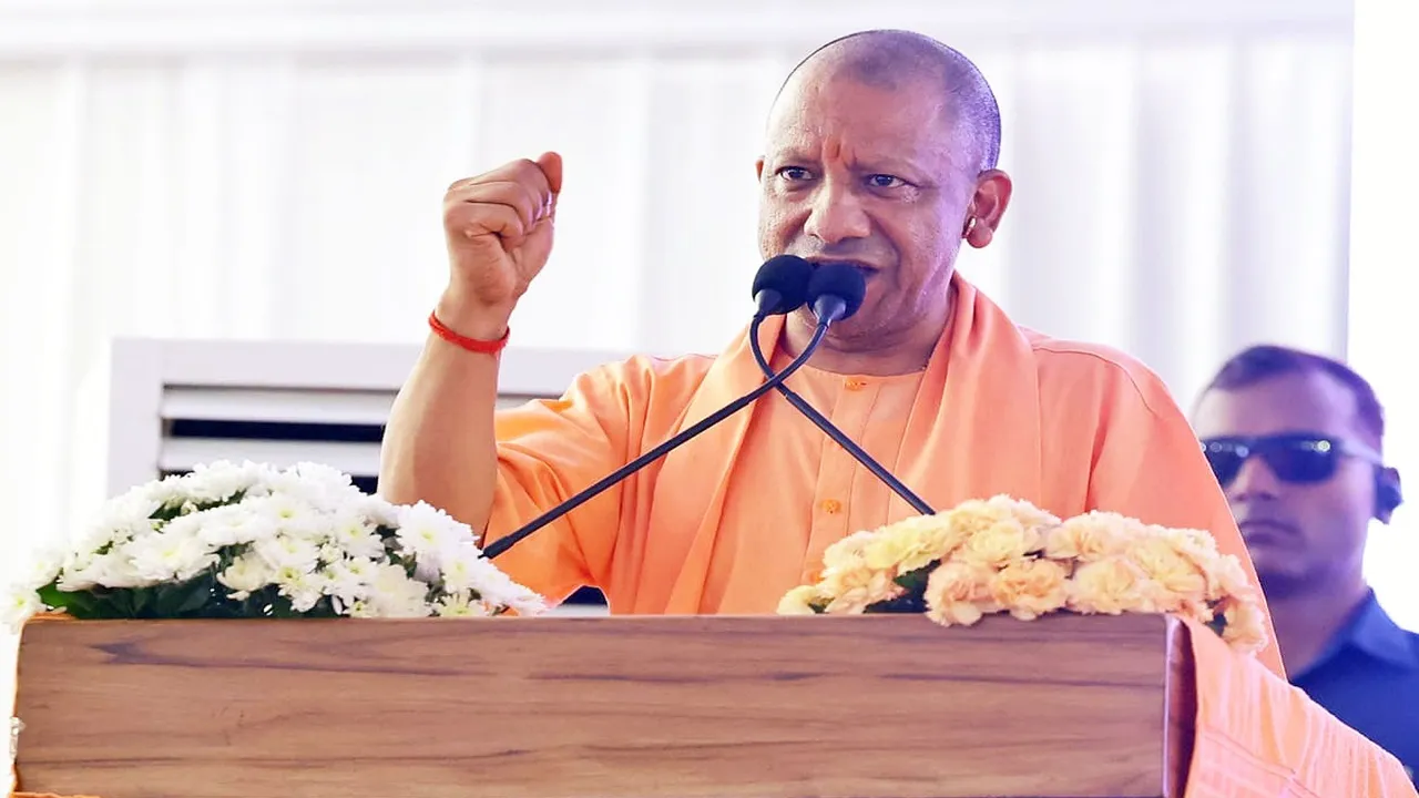 CM Yogi in Ghaziabad : 'बम बनाने वालों से नहीं, शिवभक्तों के बम-बम से थी तकलीफ', गाजियाबाद में सपा-कांग्रेस पर बरसे CM योगी