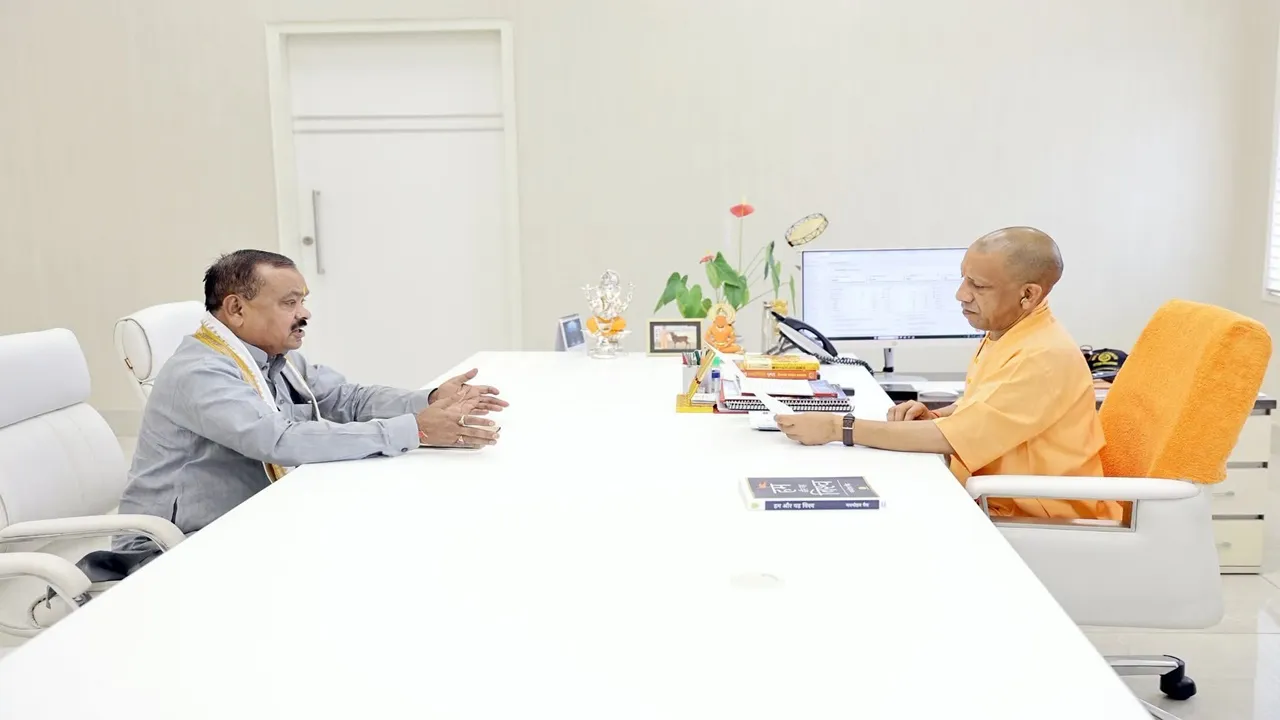 Shravasti News: सीएम योगी से मिले विधायक राम फेरन पांडेय, चुनावी वर्ष में श्रावस्ती को मिल सकती है बड़ी सौगात