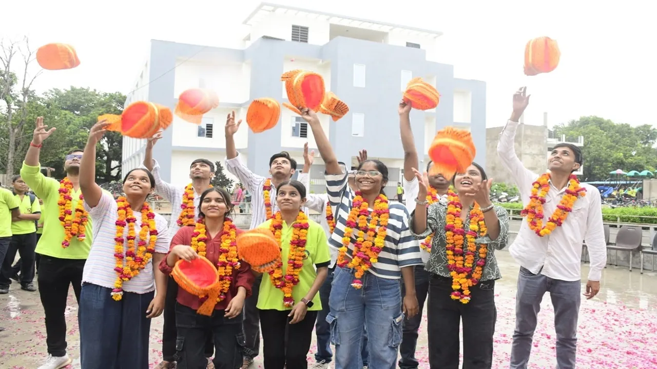 Barabanki News : श्री साईं इंटर कॉलेज के 11 छात्रों ने पहले प्रयास में पास किया NEET 2026, ढोल-नगाड़ों के साथ हुआ सम्मान