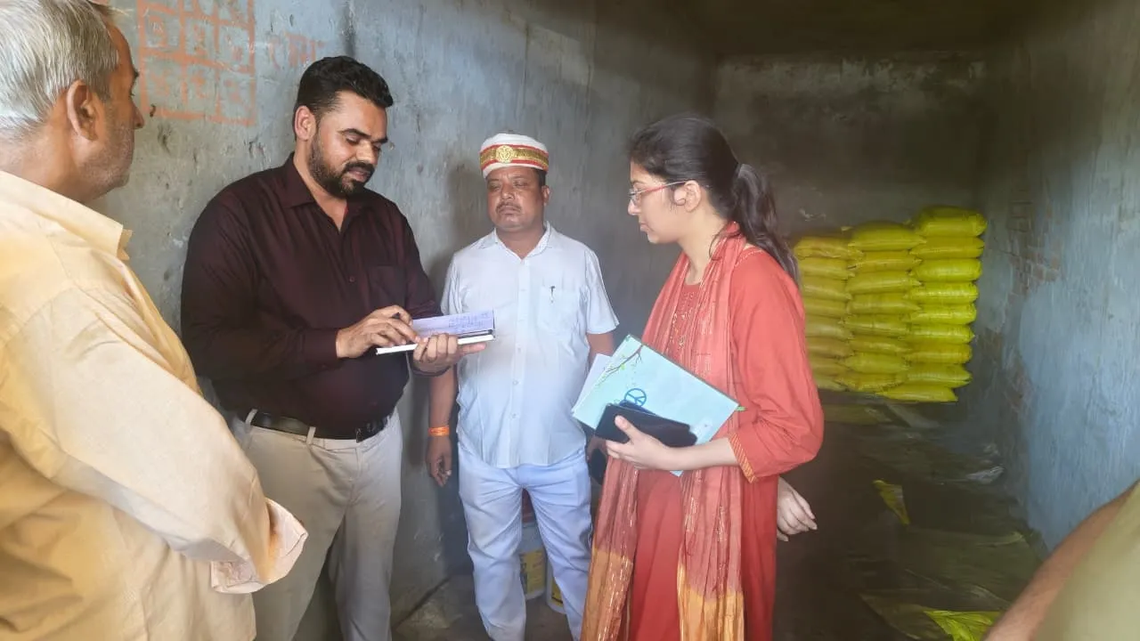 Barabanki News : खाद की कालाबाजारी पर जिला प्रशासन का एक्शन, तहसीलों में छापेमारी; एक लाइसेंस निरस्त, किसान को लौटाए अतिरिक्त रुपये
