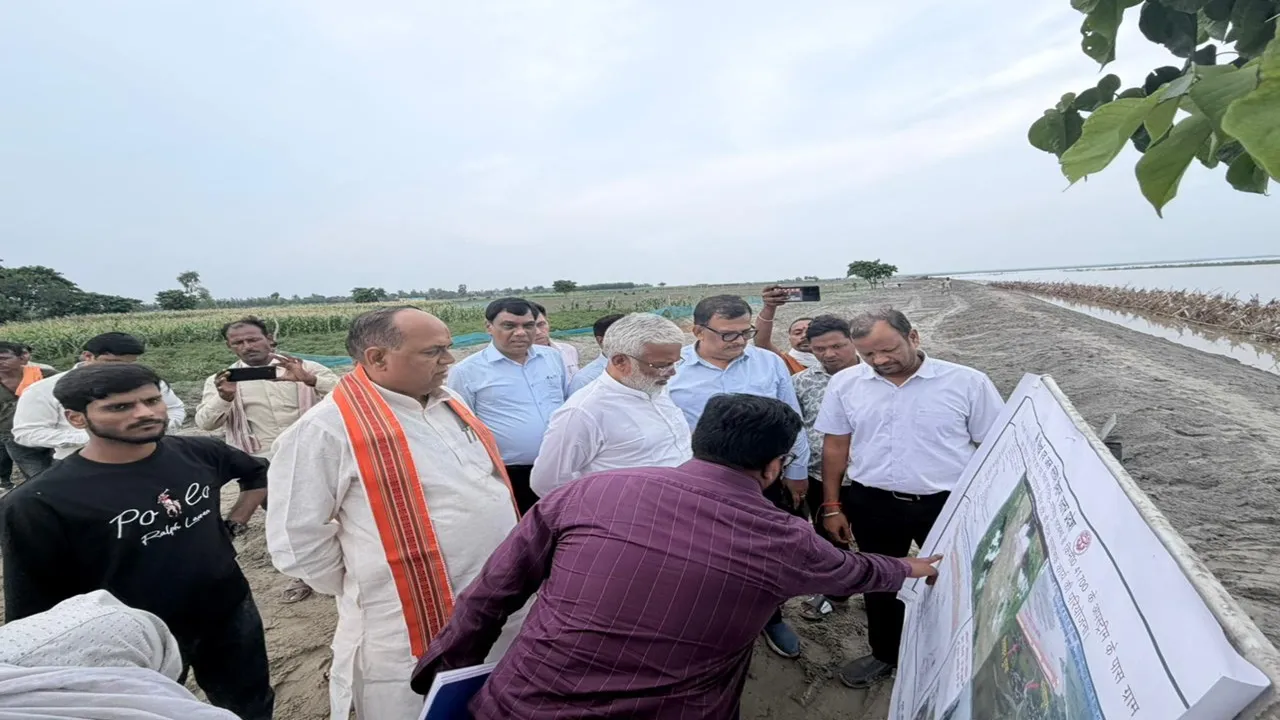 Barabanki News : मंत्री स्वतंत्र देव सिंह ने बाढ़ सुरक्षा परियोजनाओं का किया निरीक्षण, 15 जुलाई तक कार्य पूरा करने के निर्देश 