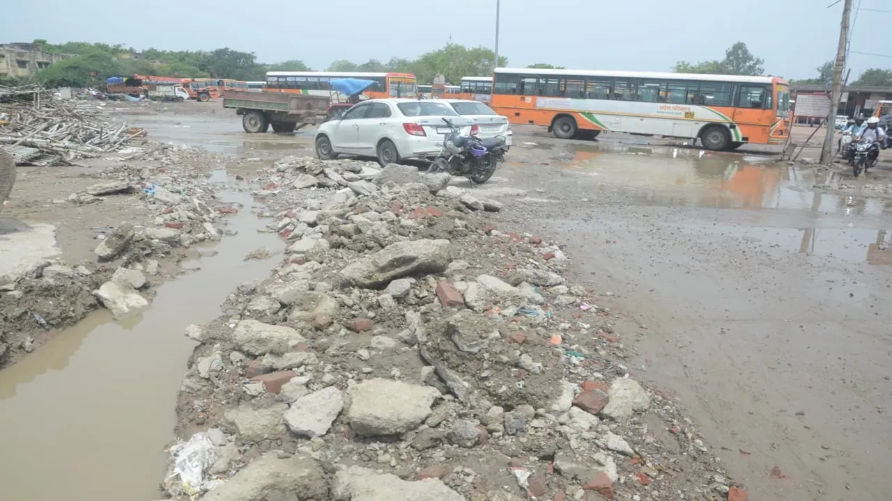 Kanpur News : झकरकटी बस अड्डा बना तालाब, बसों तक पहुंचने के लिए जूझे यात्री, चालकों ने किया तौबा
