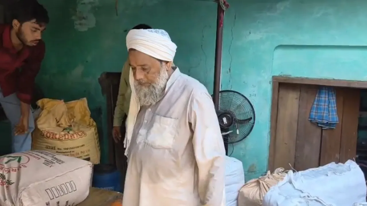 Barabanki News : बाराबंकी में रंग मिलाकर चायपत्ती बनाने के गोरखधंधे का भंडाफोड़, 800 किलो रंगी चायपत्ती और मशीनें सीज