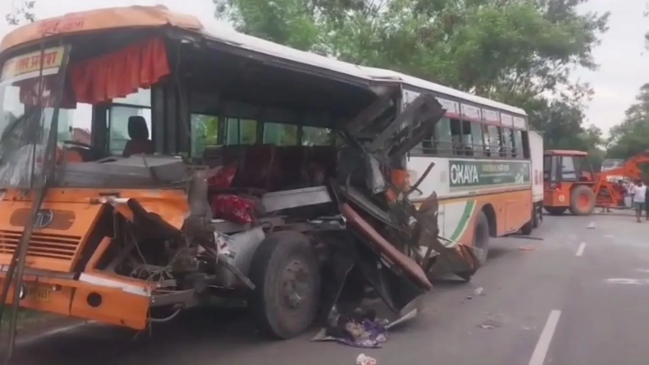 Bahraich Accident News : रोडवेज बस और सीमेंट लदी ट्रैक्टर-ट्रॉली की टक्कर, चालक की मौत; 11 यात्री घायल
