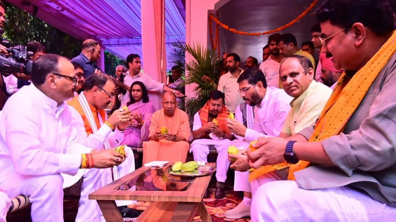 Lucknow News : ब्रजेश पाठक के आवास पर भाजपा नेताओं की 'मैंगो पार्टी', नितिन नबीन, CM योगी समेत दिग्गजों ने लिया आम का स्वाद