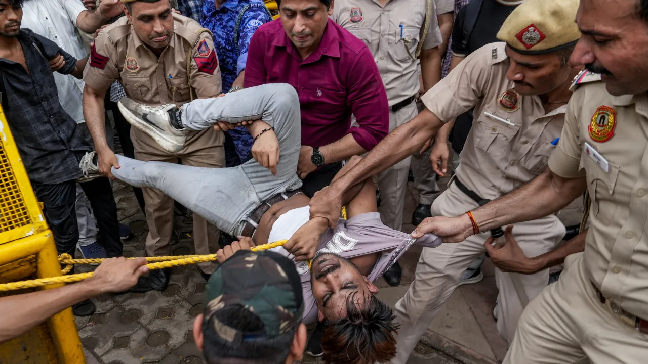 'संसद चलो' मार्च में उमड़ी भारी भीड़, संसद मार्ग पर प्रदर्शनकारियों को रोका; सरकार से बातचीत की पहल