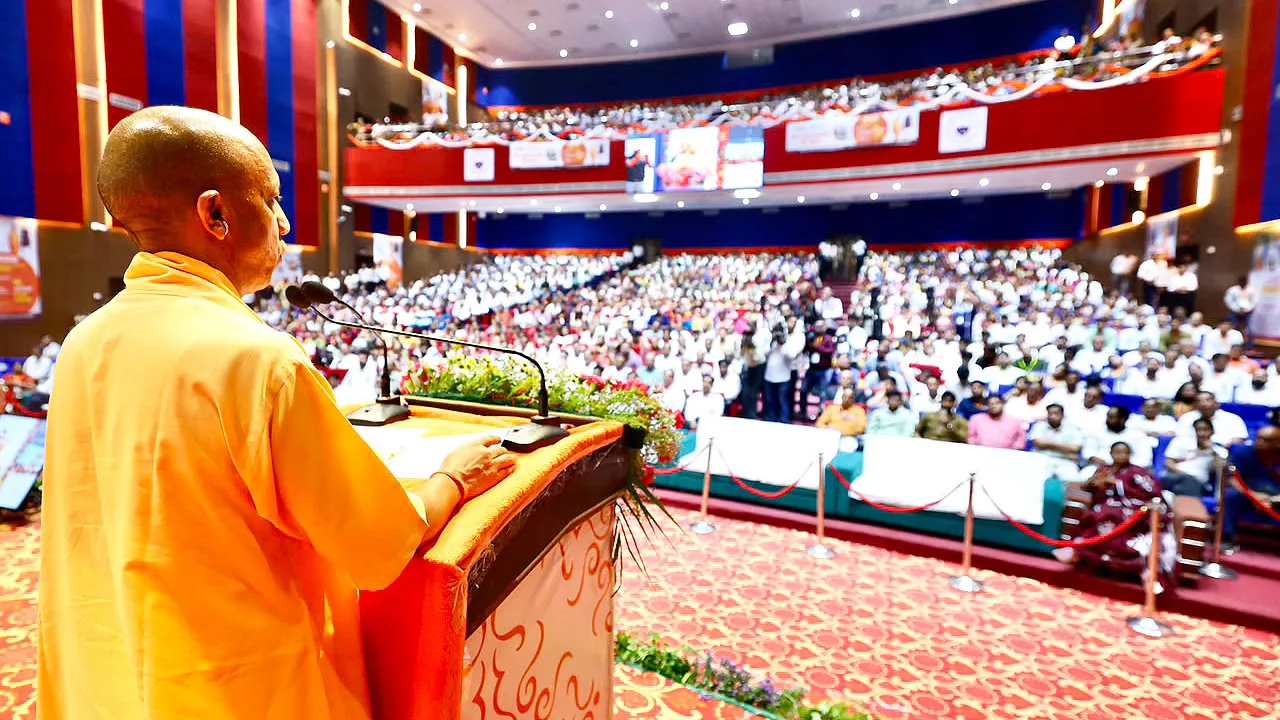 योगी का शिक्षकों से आह्वान: भारत विरोधी षड्यंत्रों के खिलाफ बनें जागरूकता की ताकत, छात्रों में जगाएं राष्ट्रभाव
