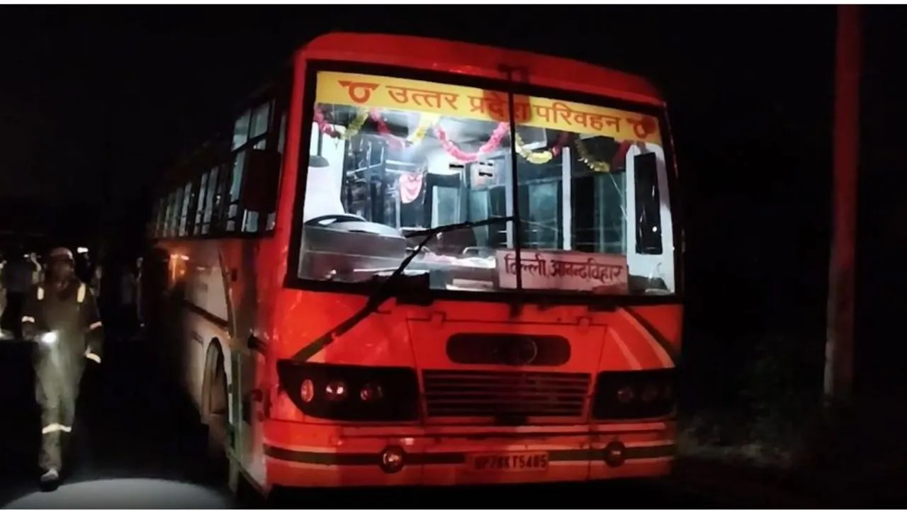 Etah Road Accident : एटा में हाईवे पर खराब रोडवेज बस में धक्का लगा रहे यात्रियों को कंटेनर ने कुचला, चार की मौत 