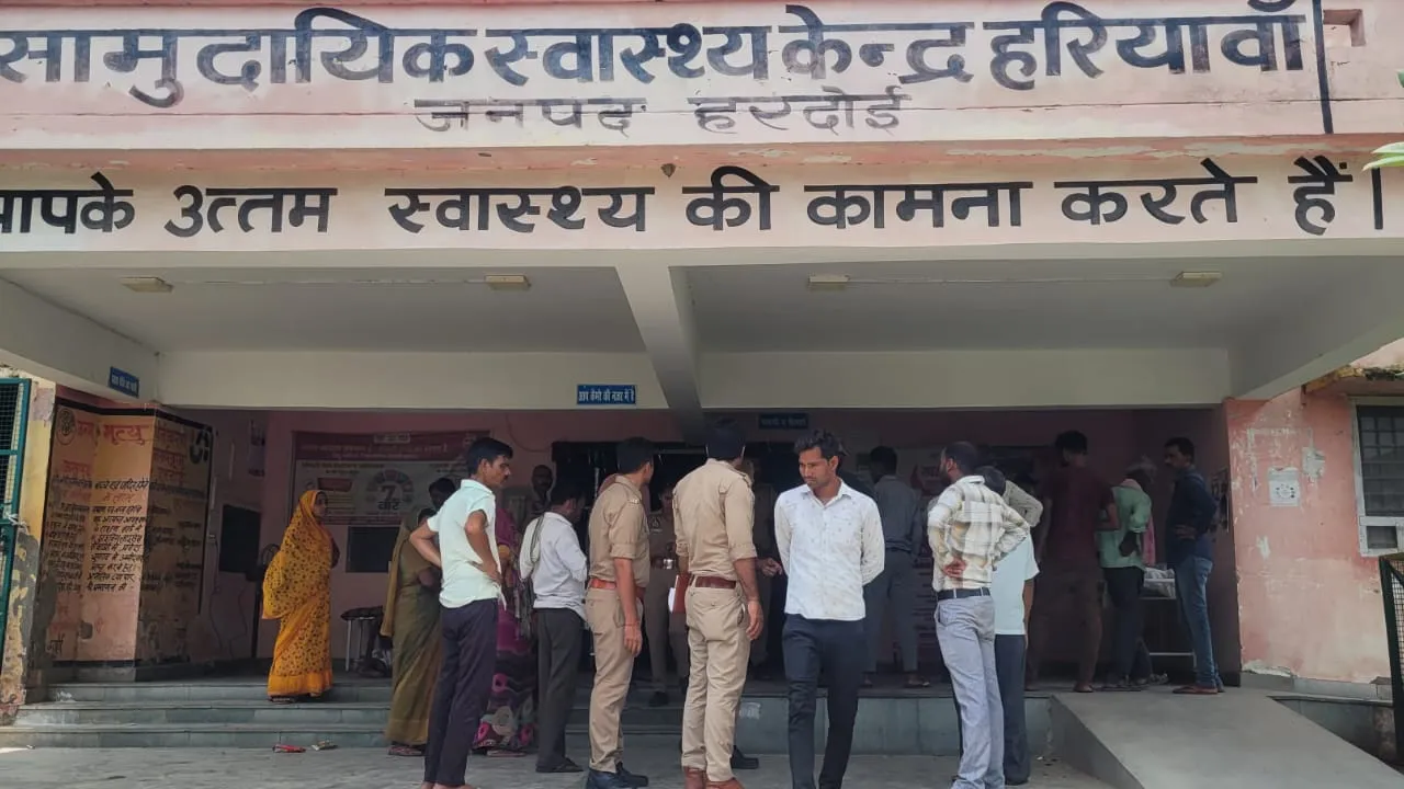 Hardoi News: तेज रफ्तार पिकअप से भिड़ी प्राइवेट बस, महिला यात्री की मौत, दो घायल