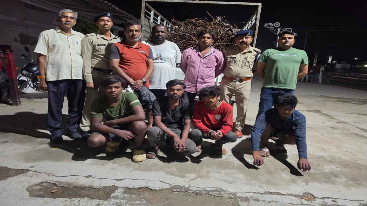 बाराबंकी रेलवे स्टेशन के सामने RPF की बड़ी कार्रवाई, रेलवे स्क्रैप से लदी पिकअप पकड़ी; तीन ठेकेदार समेत सात पर केस दर्ज
