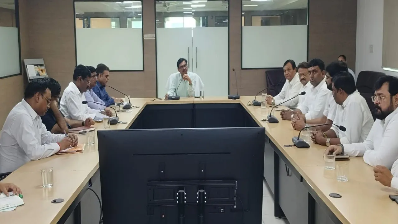 सिंगल यूज़ प्लास्टिक के दुष्प्रभावों और व्यवहारिक विकल्पों पर चर्चा को बैठे व्यापारी और अफसर