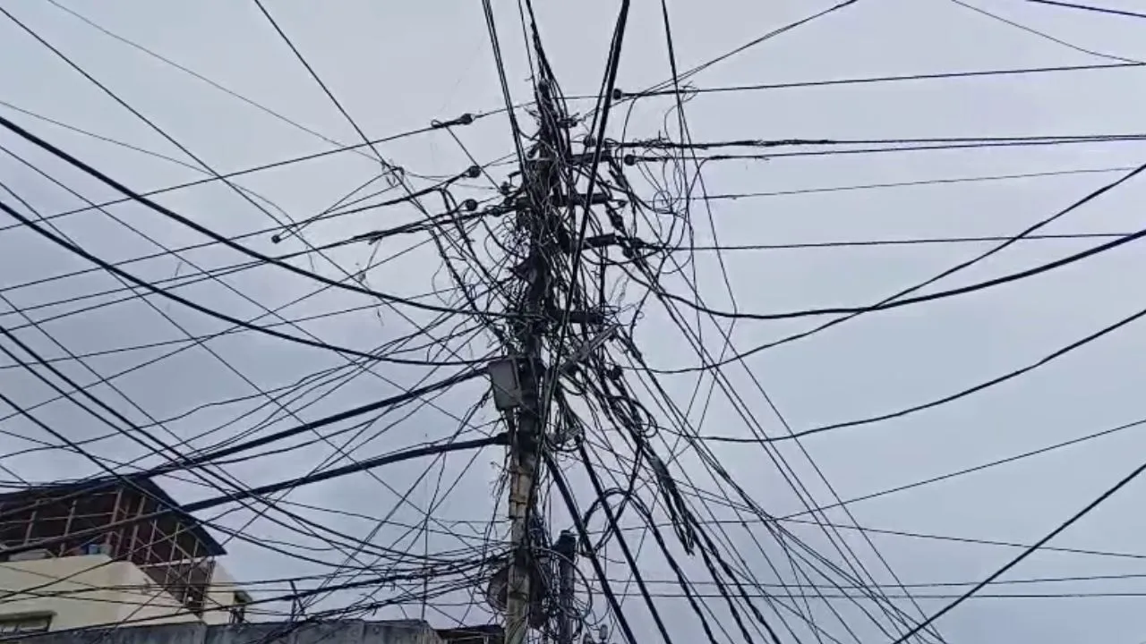 Jaunpur News: कांवड़ मार्गों पर लटकते बिजली के तार हटाने के निर्देश, सुरक्षा व्यवस्था को लेकर मंत्री शर्मा ने की समीक्षा