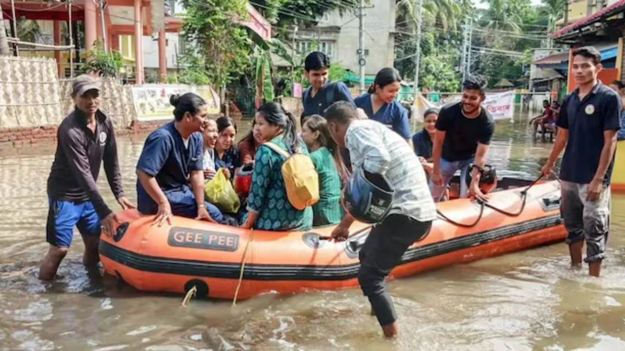 Assam Floods : विधायकों ने डोनेट की 1 महीने की सैलरी, राहत कार्यो में जुटी सरकार; रायजोर दल ने नहीं लिया फैसला