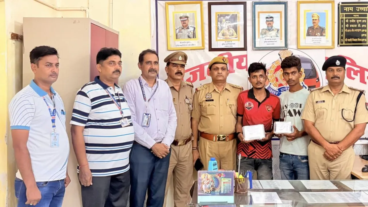 Gonda News:  रेलवे स्टेशन पर मोबाइल चोर गिरोह का भंडाफोड़, दो शातिर गिरफ्तार