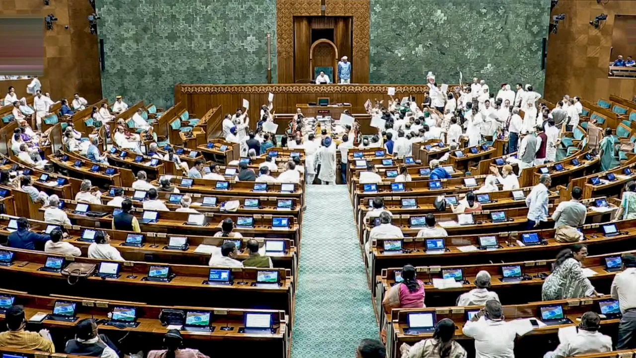 Lok Sabha Monsoon Session: विपक्ष के हंगामे से ठप रही लोकसभा, नहीं चल सके प्रश्नकाल-शून्यकाल