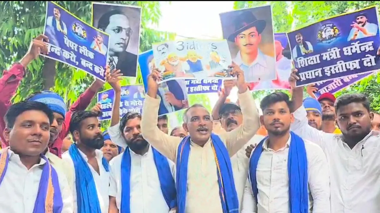 गोंडा कलेक्ट्रेट पर भीम आर्मी और ASP का हल्लाबोल: NEET मामले में शिक्षा मंत्री के इस्तीफे और पुलिस बर्बरता पर सख्त कार्रवाई की मांग