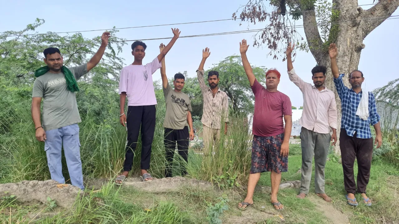 रायबरेली में 11 हजार वोल्ट लाइन बनी खतरा: ईदगाह के पास झूलते तारों पर फूटा ग्रामीणों का गुस्सा, आंदोलन की चेतावनी