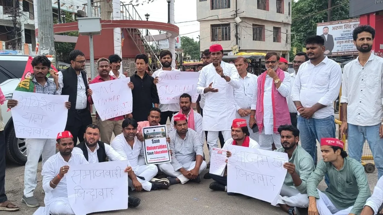 जौहर यूनिवर्सिटी कार्रवाई पर सपा युवजन सभा का प्रदर्शन, खून से लिखा ज्ञापन सौंपकर दी आंदोलन की चेतावनी