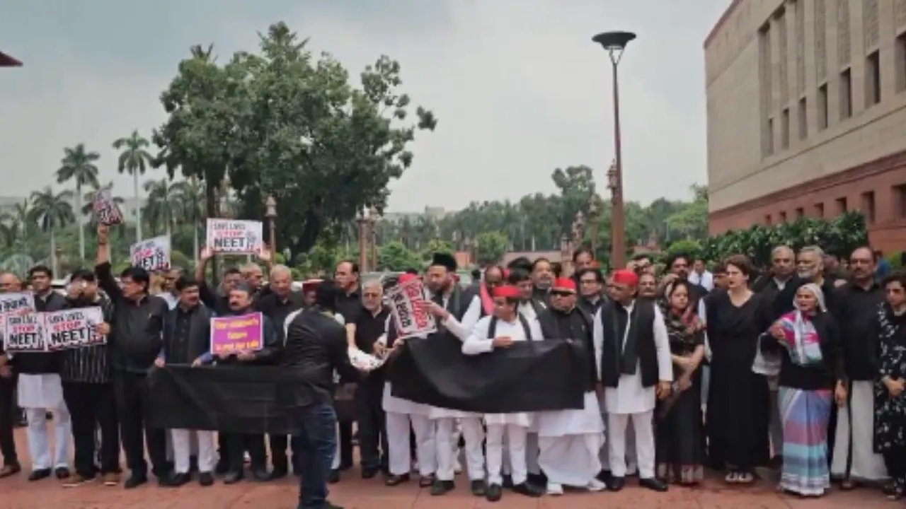 Parliament Monsoon Session 2026 Day 3: संसद में काले कपड़े पहनकर पहुंचे सांसद, भारी हंगामें के बीच कार्रवाही 12 बजे तक के लिए स्थगित; जानें अब तक क्या-क्या हुआ