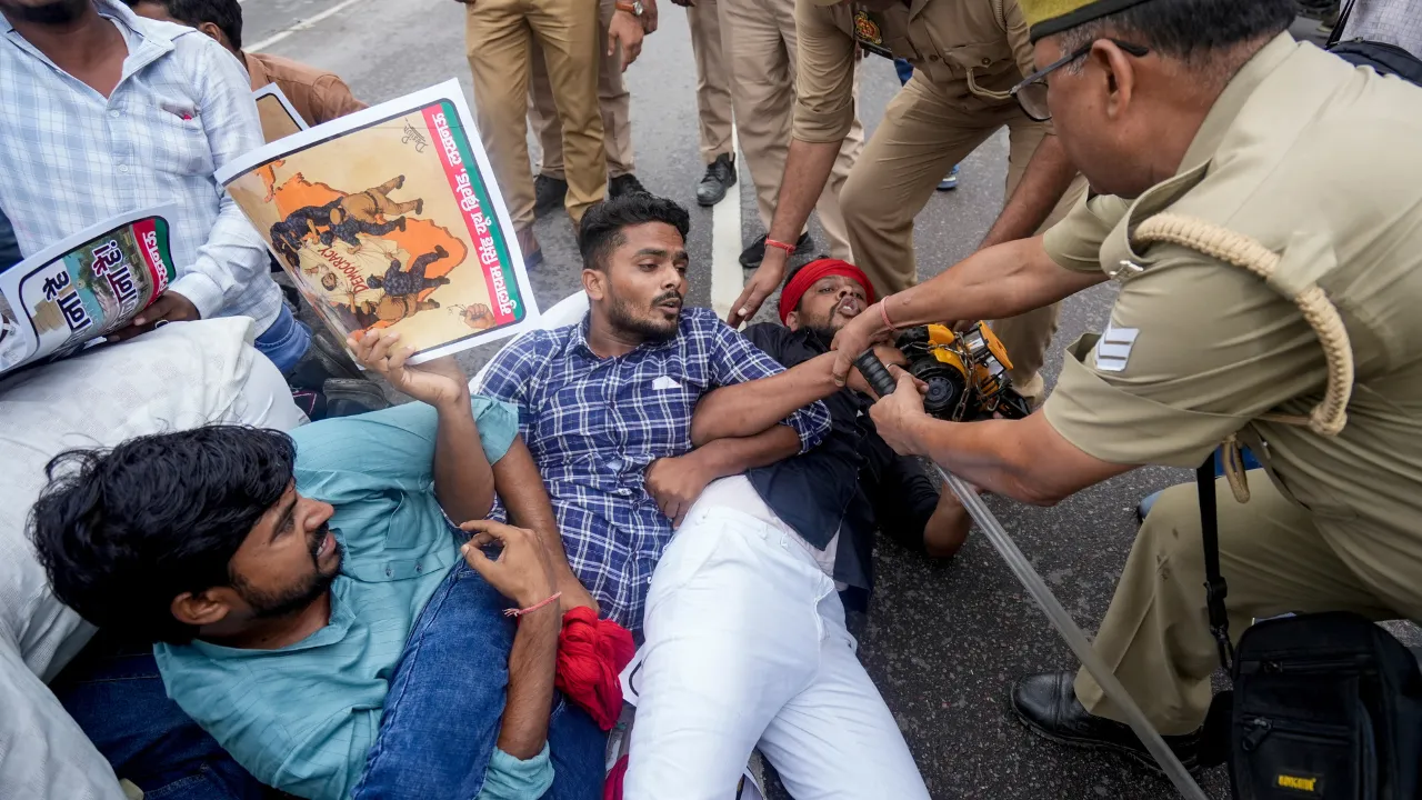 जौहर यूनिवर्सिटी कार्रवाई के विरोध में सपा यूथ ब्रिगेड का प्रदर्शन, विधानसभा के बाहर हंगामा; कई कार्यकर्ता हिरासत में