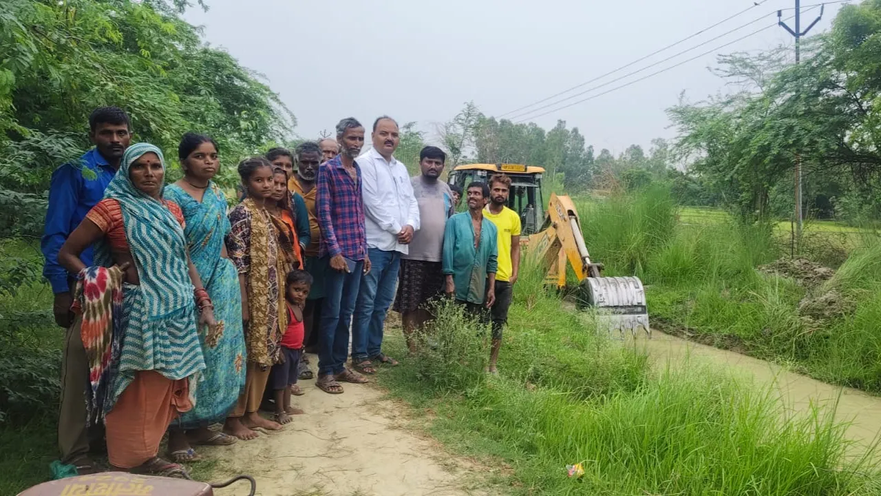 Raebareli News: विभाग की अनदेखी के बाद किसानों ने खुद संभाली कमान, जनसहयोग से शुरू हुई जगतपुर कट नहर की सफाई
