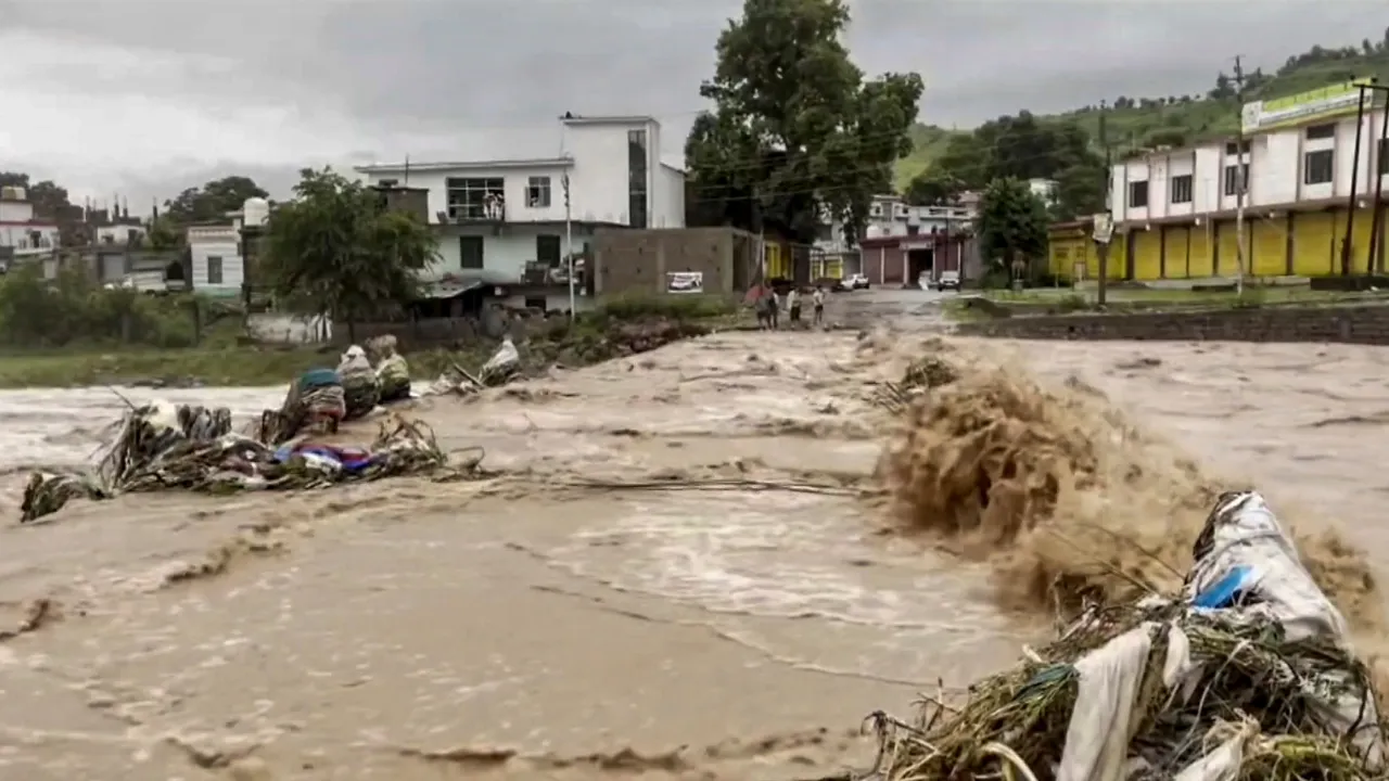 Jammu Kashmir Flood: पुंछ-राजौरी में मूसलाधार बारिश का कहर, भूस्खलन और बाढ़ से 11 की मौत, कई लापता
