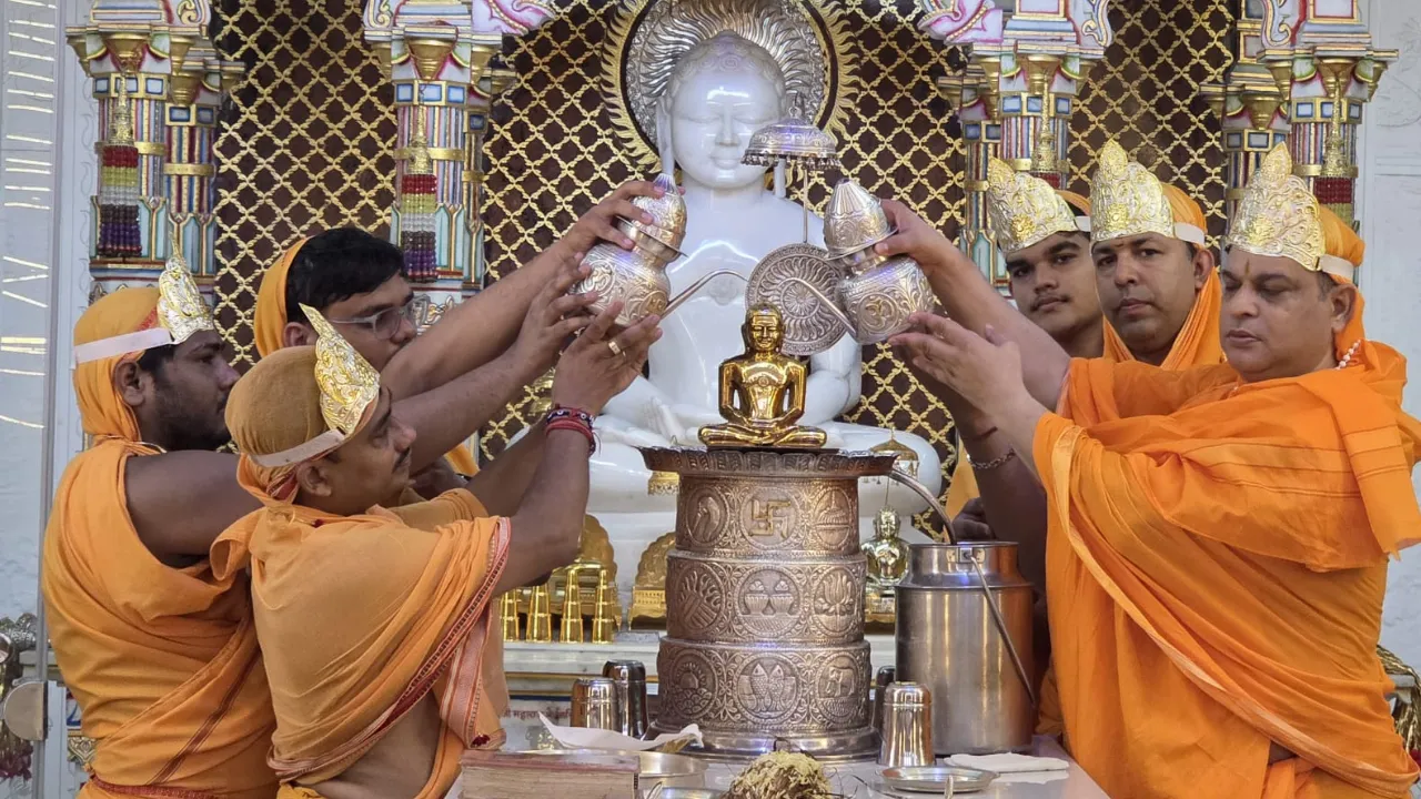 Lucknow News: भव्य शोभायात्रा के साथ आशियाना जैन मंदिर पहुंचे उपाध्याय श्री विहसंत सागर जी, 19 जुलाई से ऐतिहासिक चातुर्मास का शुभारंभ