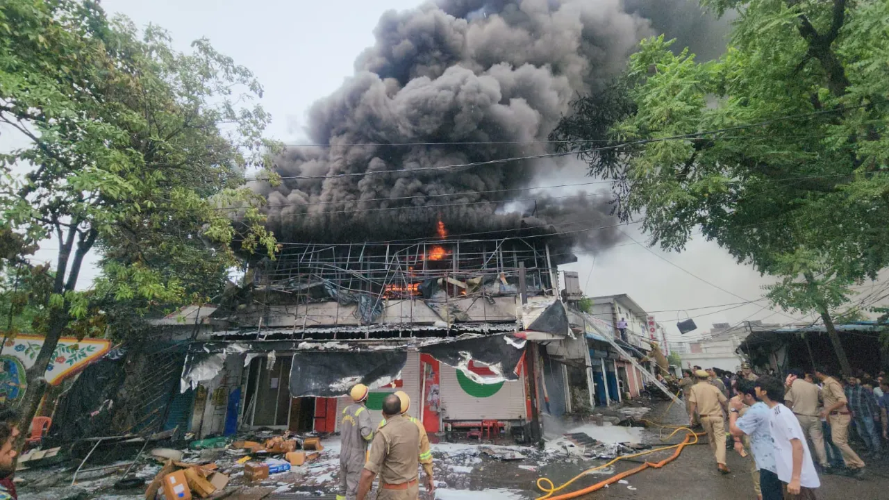 बाराबंकी में शॉर्ट सर्किट से मोटर पार्ट्स की दुकान में भीषण आग, स्कूल के पास मची अफरा-तफरी
