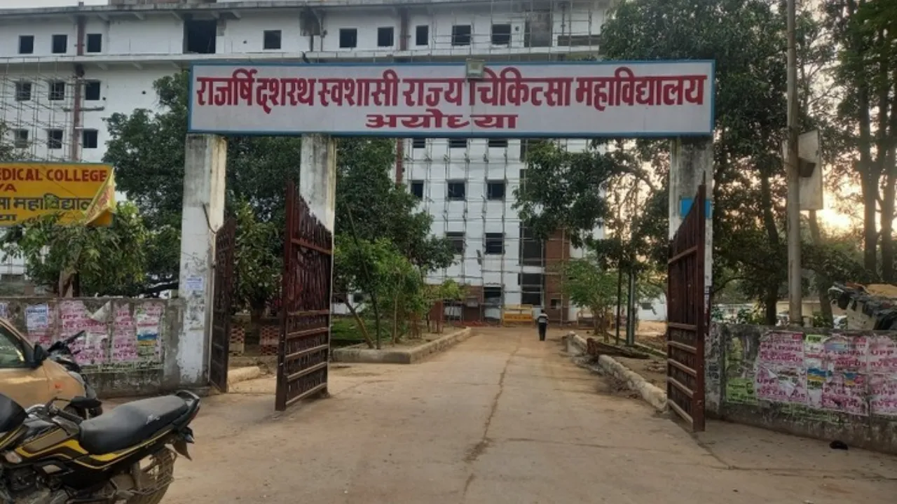 अयोध्या मेडिकल कॉलेज हॉस्टल में सो रही MBBS छात्रा को सांप ने डंसा,  ICU में वेंटिलेटर पर भर्ती; छात्रों में आक्रोश