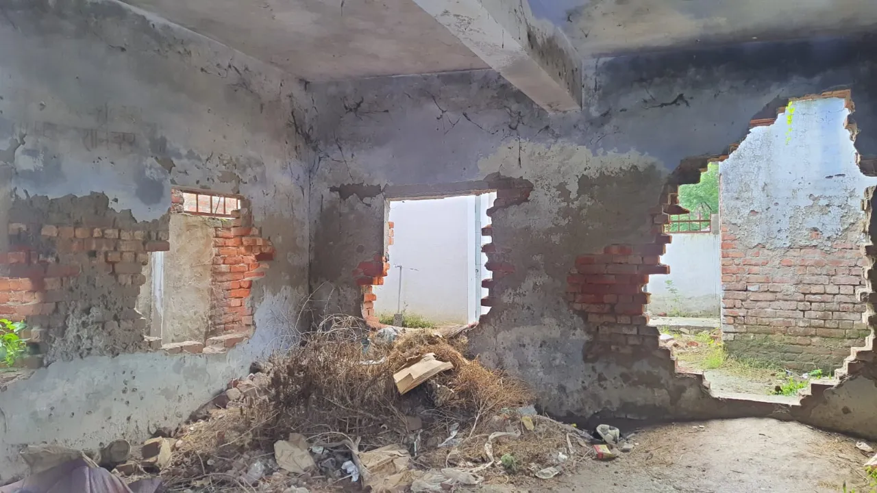 रायबरेली: जर्जर स्कूल भवन से 93 बच्चों की जान पर खतरा, अभिभावकों ने नए कक्ष और रसोई निर्माण की उठाई मांग