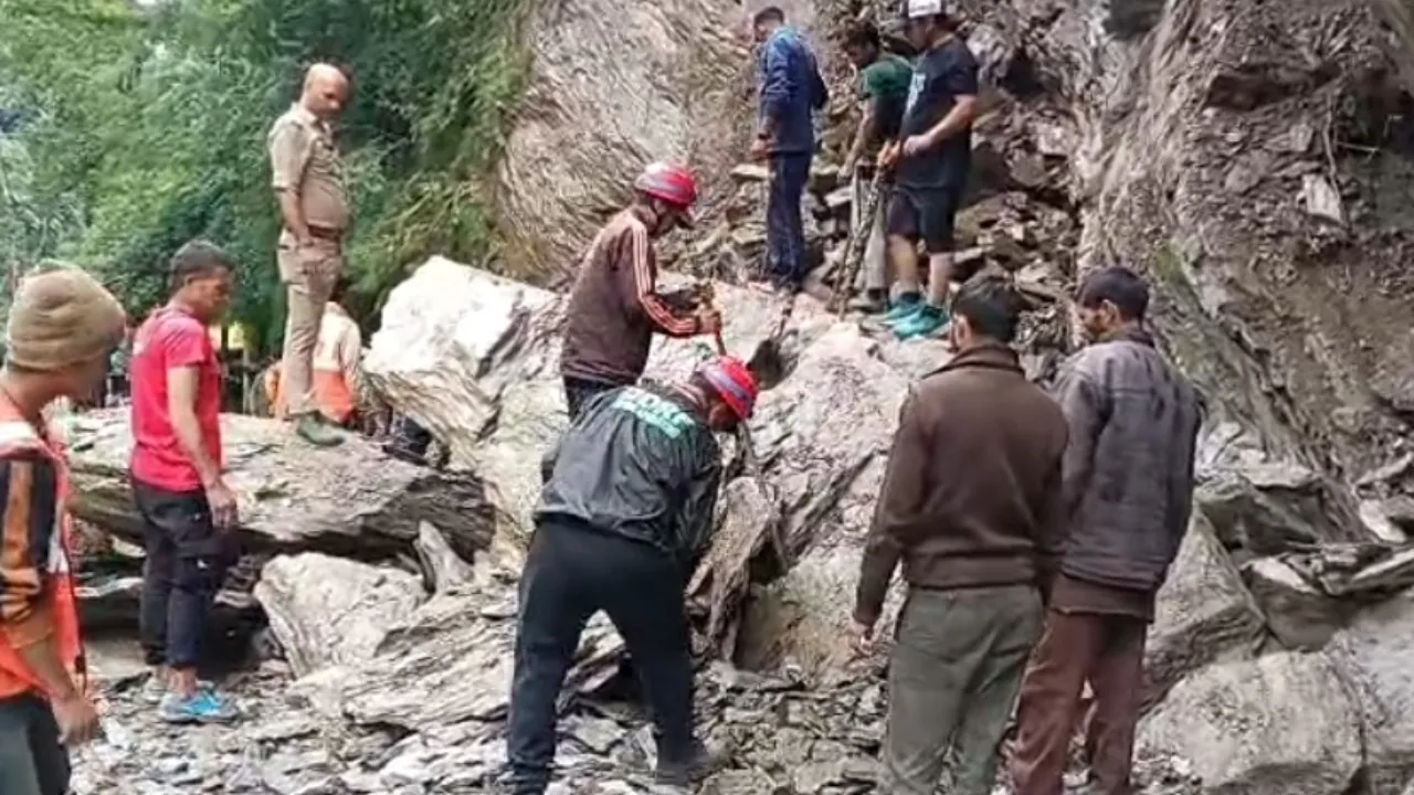 Kedarnath Yatra Update: केदारनाथ पैदल मार्ग पर भूस्खलन, गौरीकुंड के पास रास्ता बंद; यात्रियों को सुरक्षित स्थानों पर रोका गया