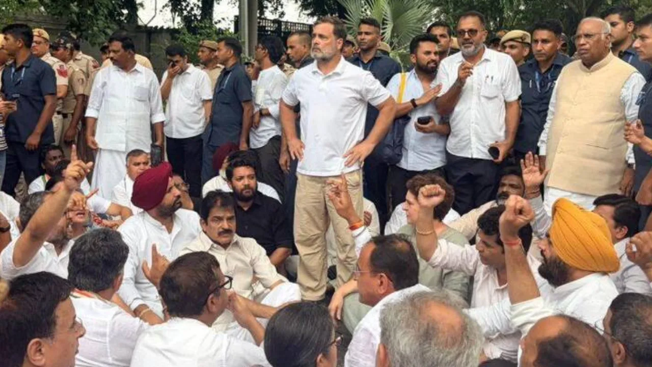 छात्रों पर लाठीचार्ज के विरोध में राहुल-प्रियंका का मार्च, पीएम आवास के बाहर गूंजे ‘इस्तीफा दो’ के नारे