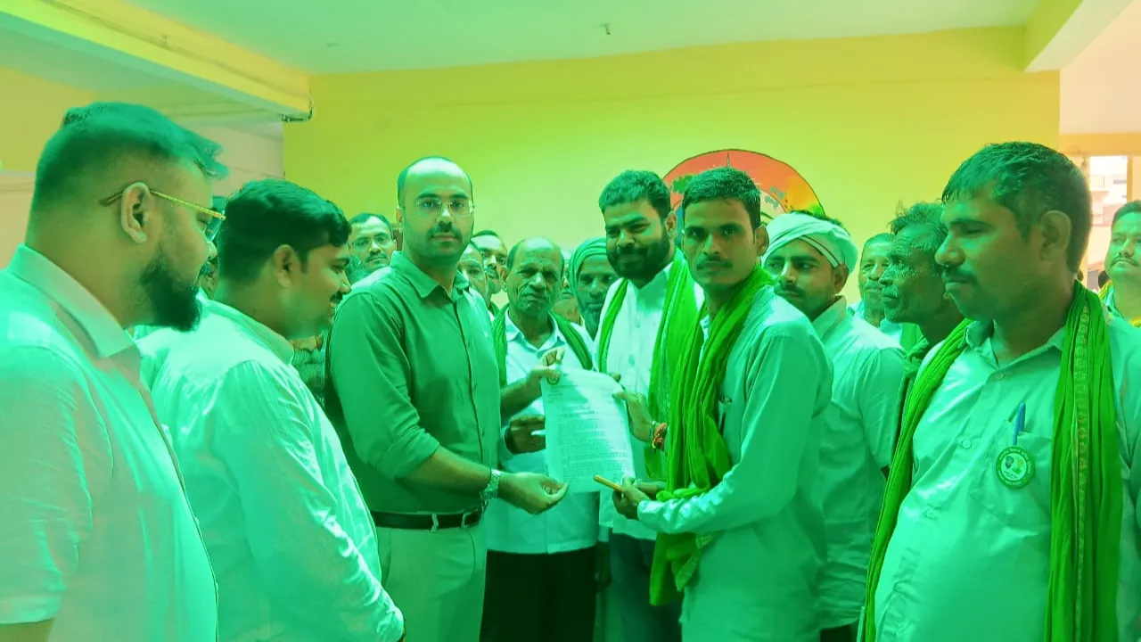 Barabanki News: खाद की किल्लत, ओवररेटिंग और जबरन टैगिंग पर भड़के किसान, भाकियू (क्रांति) ने एसडीएम को सौंपा ज्ञापन