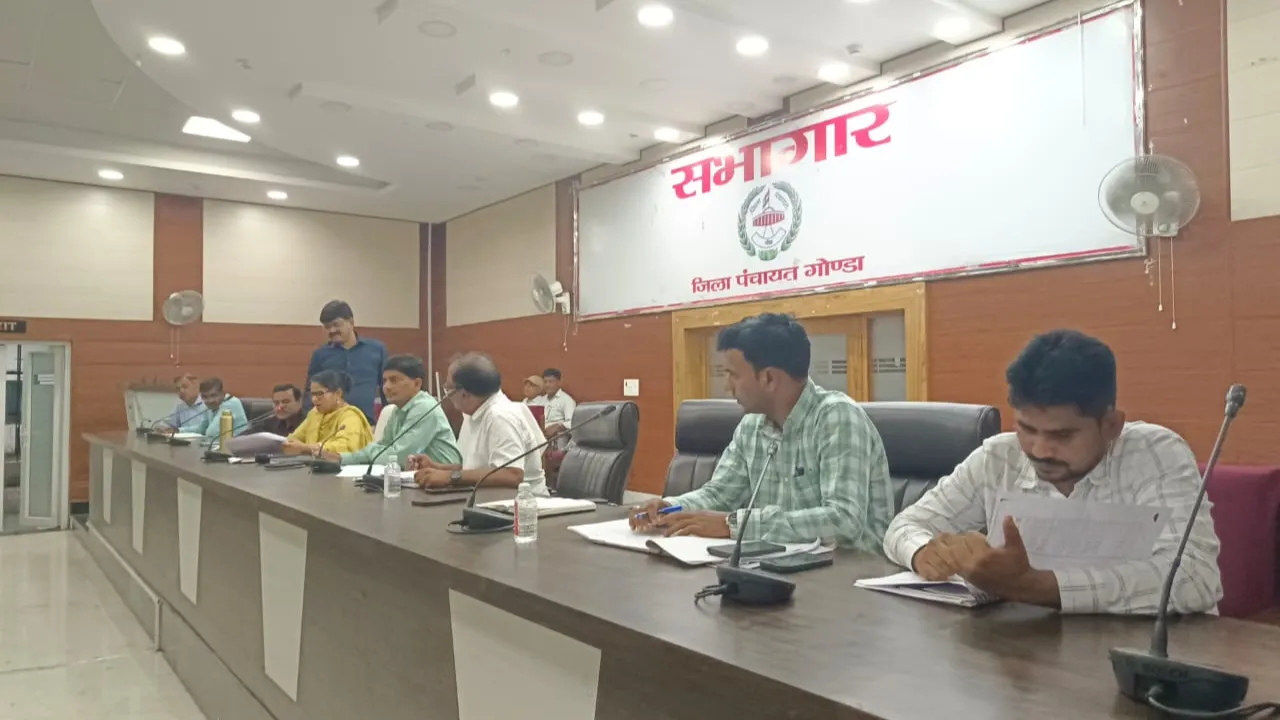 Gonda News: उर्वरक वितरण में गड़बड़ी पर डीएम का सख्त एक्शन, 144 सहकारी समितियों पर एफआईआर की चेतावनी