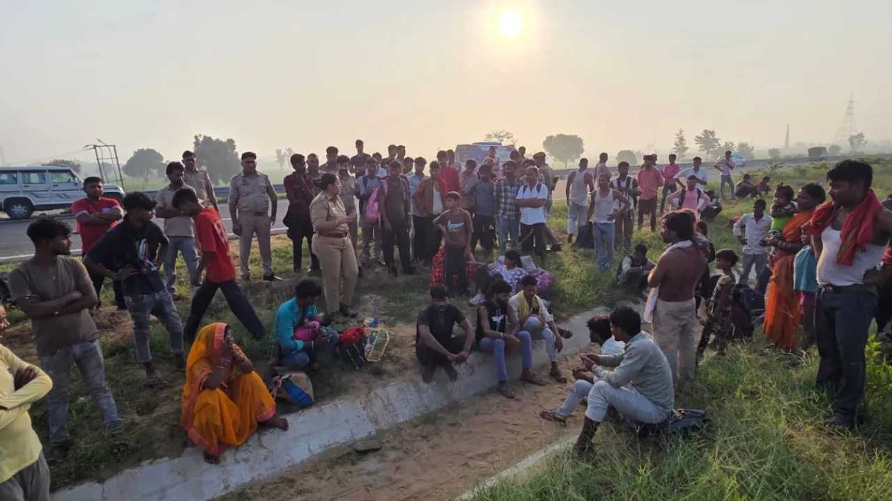 गंगा एक्सप्रेसवे पर भीषण हादसा: डिवाइडर से टकराई डबल डेकर बस, 2 यात्रियों की मौत, दो दर्जन घायल