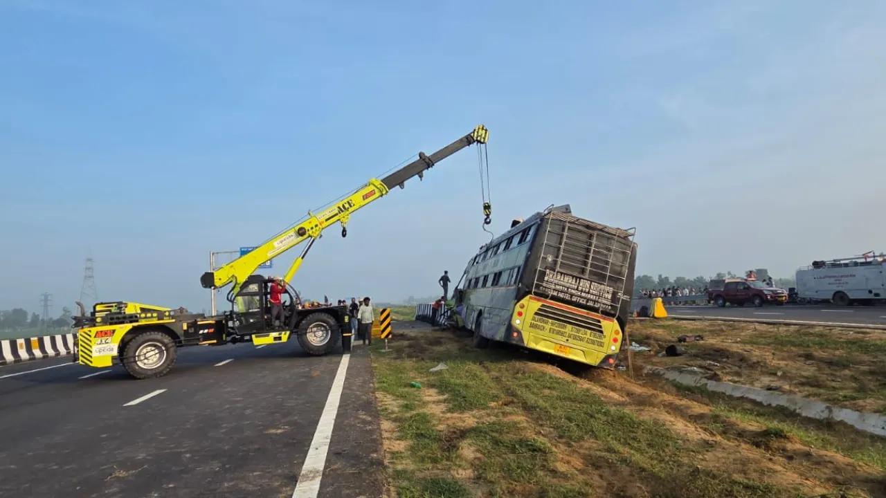 गंगा एक्सप्रेसवे पर भीषण सड़क हादसा