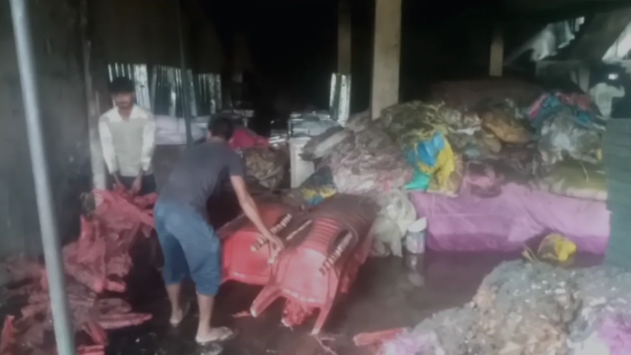 Amethi News: टेंट हाउस के गोदाम में लगी आग, 35 लाख का सामान जलकर राख