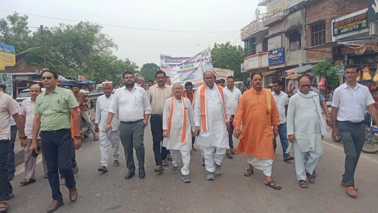 'एक पेड़ मां के नाम' अभियान को मिला जनसमर्थन... निकाली जागरूकता रैली, जनप्रतिनिधियों ने किया पौधारोपण