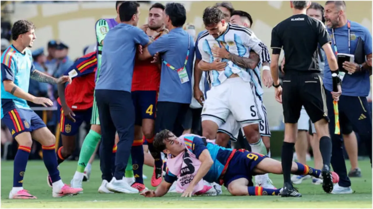 FIFA World Cup Final Fight Video: हार के बाद भड़के लिएंड्रो परेडेस, स्पेनिश खिलाड़ियों से झड़प; गावी की आंख के पास लगी चोट
