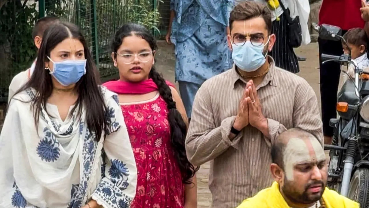 विराट-अनुष्का फिर पहुंचे वृंदावन, गुरु पूर्णिमा से पहले प्रेमानंद महाराज का लिया आशीर्वाद, नंगे पैर कीचड़ में चलते आए नजर