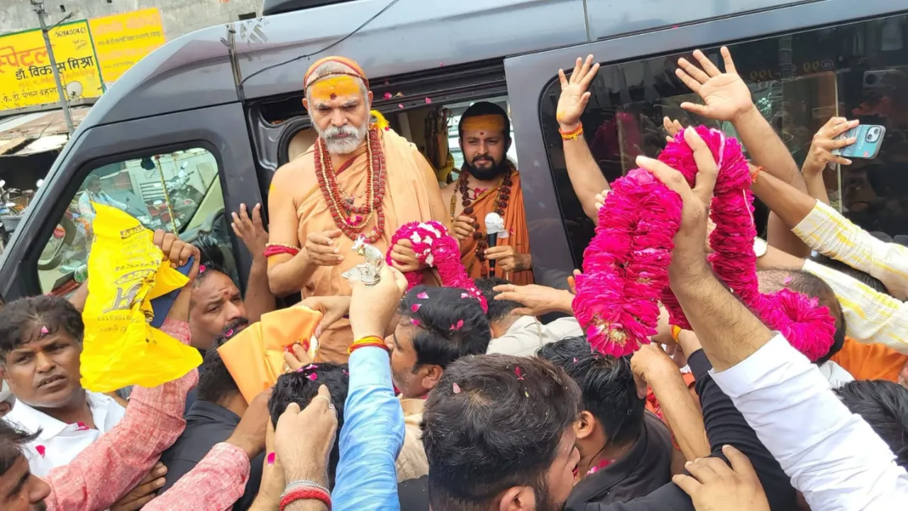 पयागपुर में शंकराचार्य अविमुक्तेश्वरानंद का बयान: 'योगी आदित्यनाथ संत नहीं, राजनेता हैं', गौ संरक्षण पर भी सरकार को घेरा