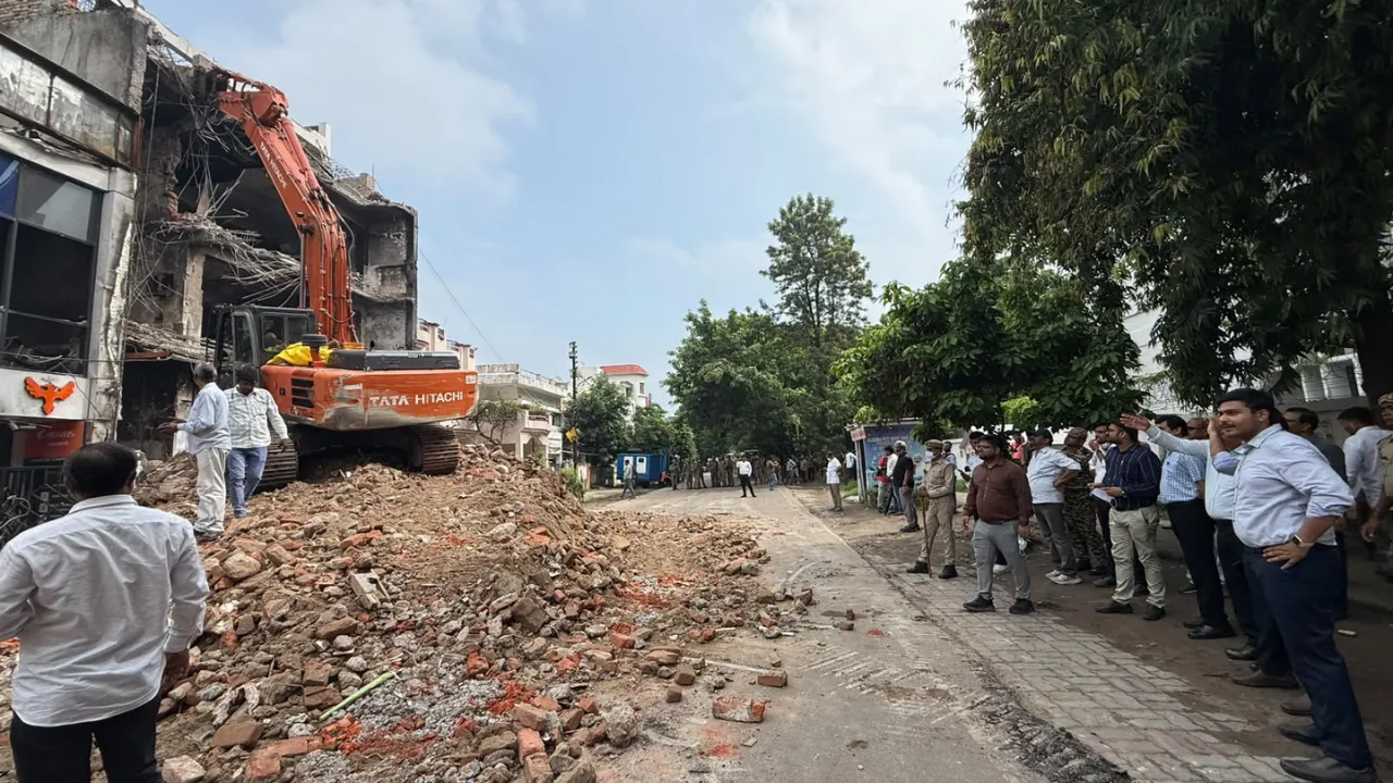 Lucknow Breaking News: अलीगंज अग्निकांड के बाद LDA का बड़ा एक्शन, सेक्टर-डी का विवादित भवन किया जा रहा ध्वस्त
