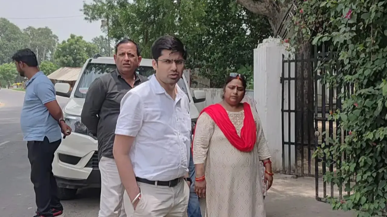 सुलतानपुर स्कूल हादसा: ई-रिक्शा की टक्कर से छात्रा की मौत, BSA ने इंचार्ज प्रधानाध्यापिका को किया निलंबित