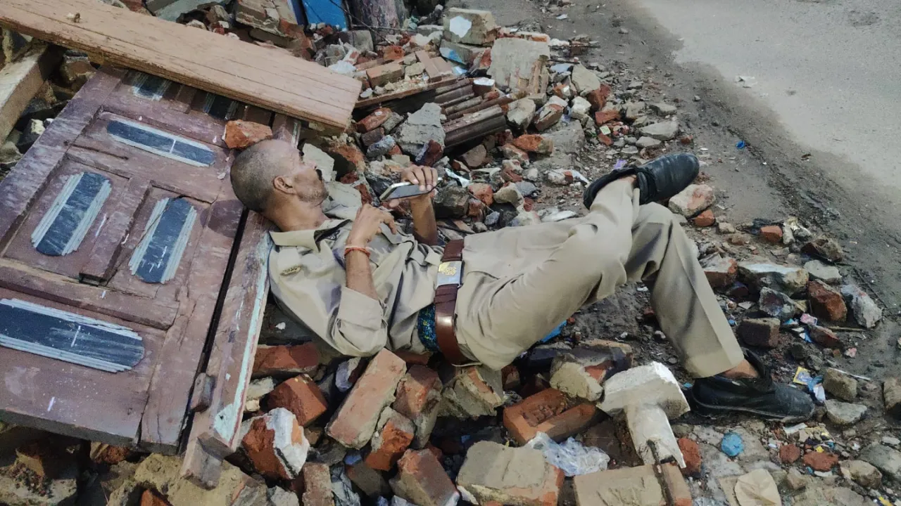Amethi News: सड़क किनारे मिला नशे में धुत सिपाही, वीडियो वायरल होते ही SP का बड़ा एक्शन; तत्काल निलंबित