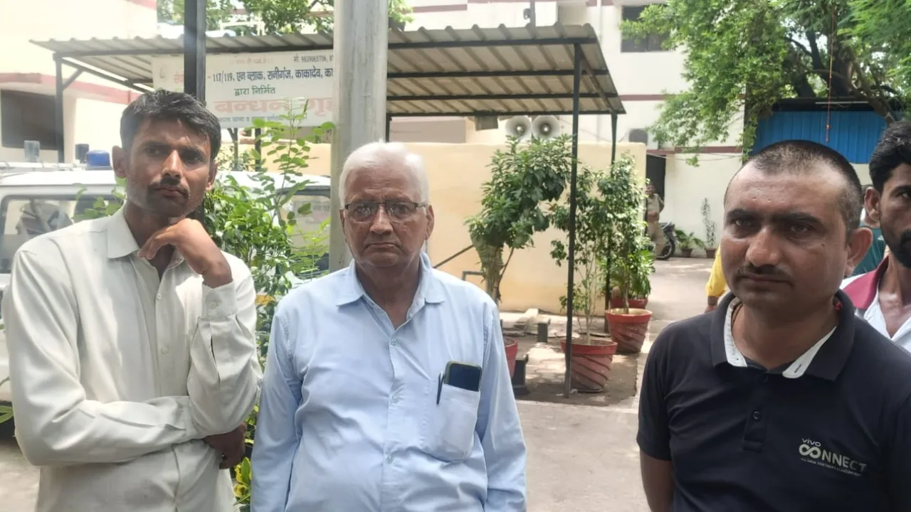 महाकाल के दर्शन से लौट रहे सेना के जवान की सड़क हादसे में मौत, पत्नी-बच्चों समेत चार घायल; हाईवे पर आगे चल रहे वाहन में घुसी कार