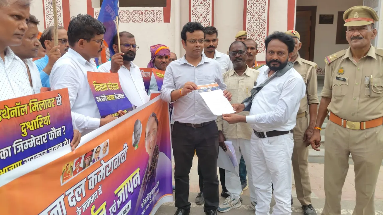 सुलतानपुर में किसानों के मुद्दों पर गरजा अपना दल कमेरावादी, खाद-बिजली संकट को लेकर राज्यपाल के नाम सौंपा ज्ञापन