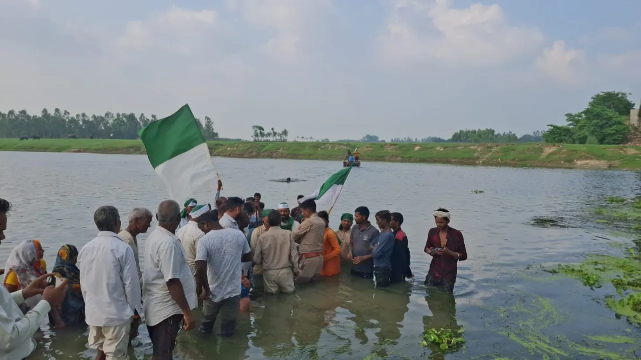 गोमती नदी में उतरकर किसानों का अनोखा प्रदर्शन, 40 मिनट तक पानी में खड़े रहे; प्रशासन को सौंपा 108 सूत्रीय ज्ञापन