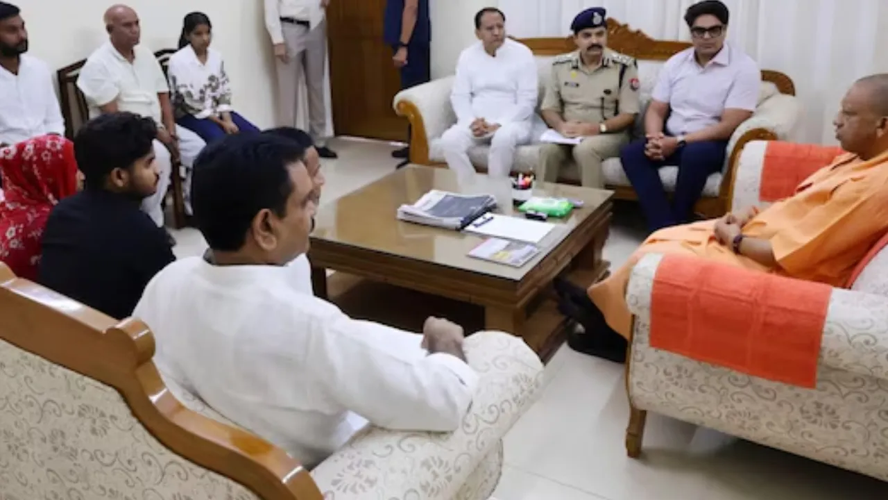 Lalita Gautam Case: पीड़ित परिवार से मिले CM योगी, 5 लाख सहायता और आवास देने का ऐलान; दोषियों पर सख्त कार्रवाई के निर्देश