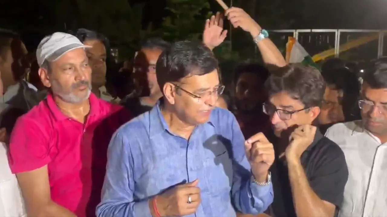 देहरादून में राहुल गांधी की रैली पर सियासी बवाल: परमिशन न मिलने पर कांग्रेस का प्रदर्शन, पुलिस से झड़प के बाद बदला कार्यक्रम स्थल