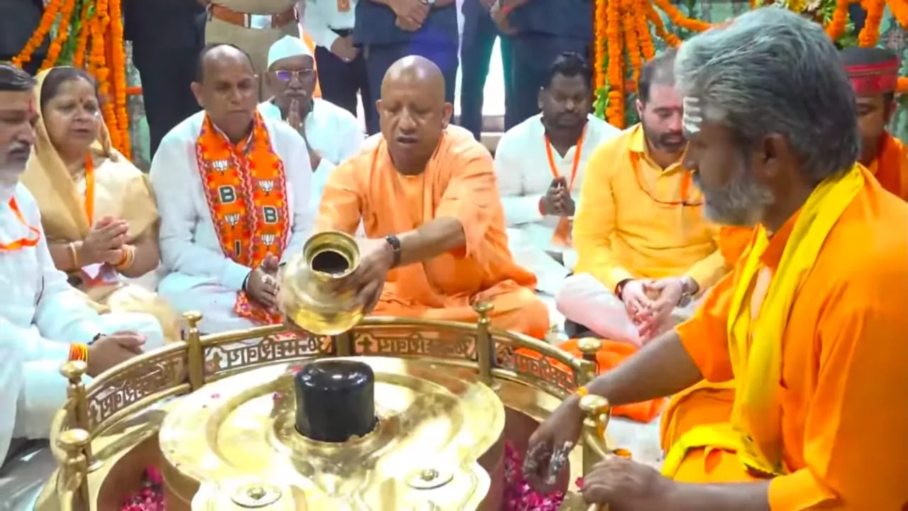 CM Yogi Barabanki Visit: लोधेश्वर धाम से बाराबंकी को 542.41 करोड़ की सौगात, महादेवा कॉरिडोर का शिलान्यास कर किया जलाभिषेक